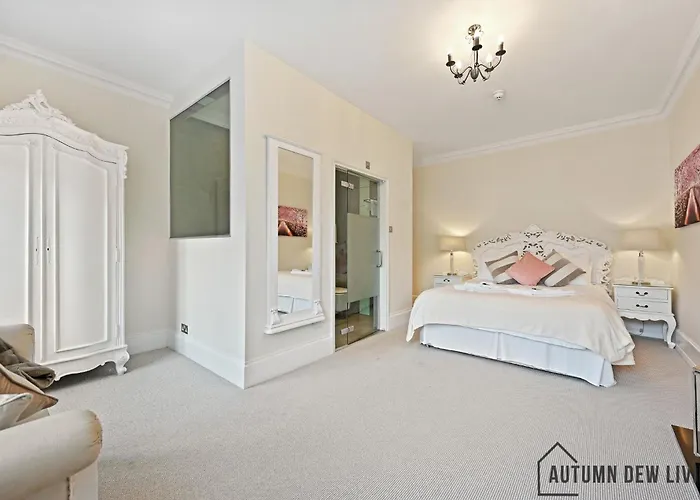 Beautiful 2 King Size Beds 2 Bath- Sleeps 5 In Earls Court