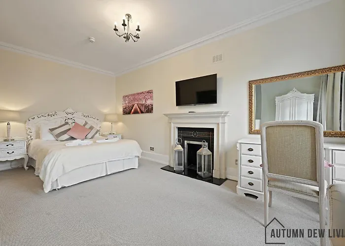 Beautiful 2 King Size Beds 2 Bath- Sleeps 5 In Earls Court